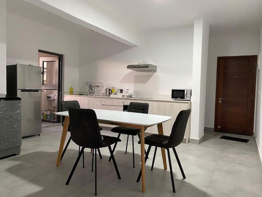 Modern Flat In Flic En Flac-Walk To The Beach Exterior photo